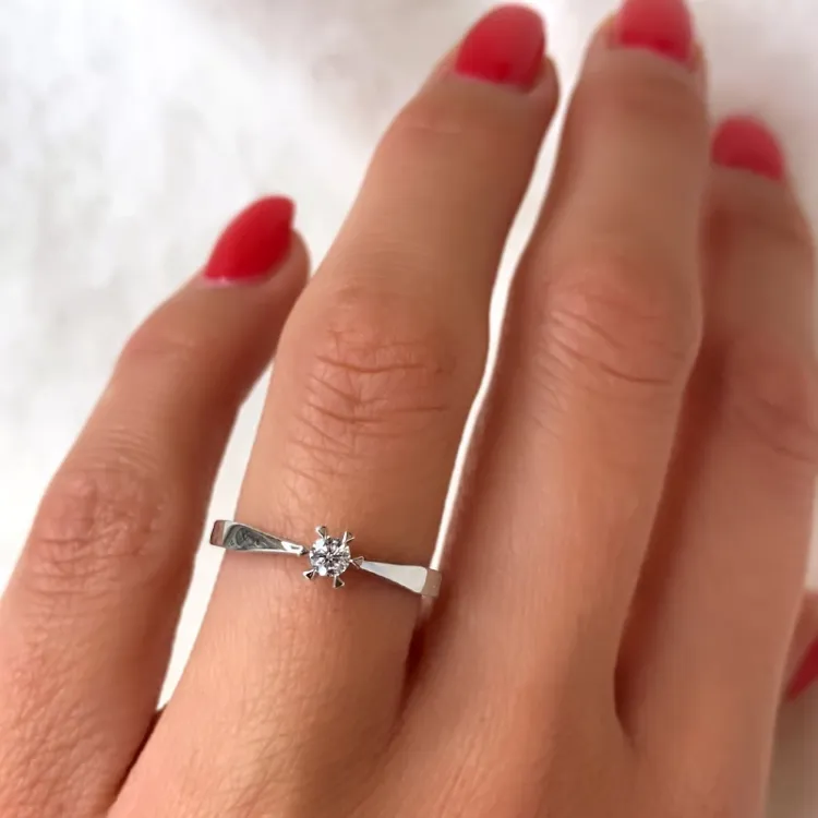 0,10 ct diamant solitairering i 14 karat hvitt gull 0,10 ct