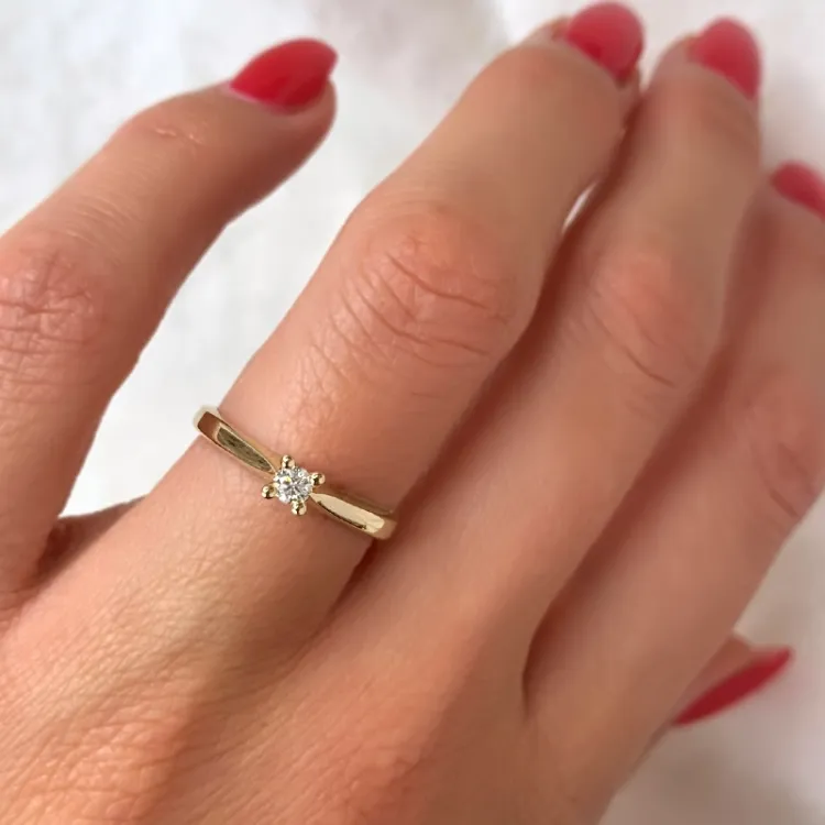 0,10 ct diamant solitairering i 14 karat gull 0,10 ct
