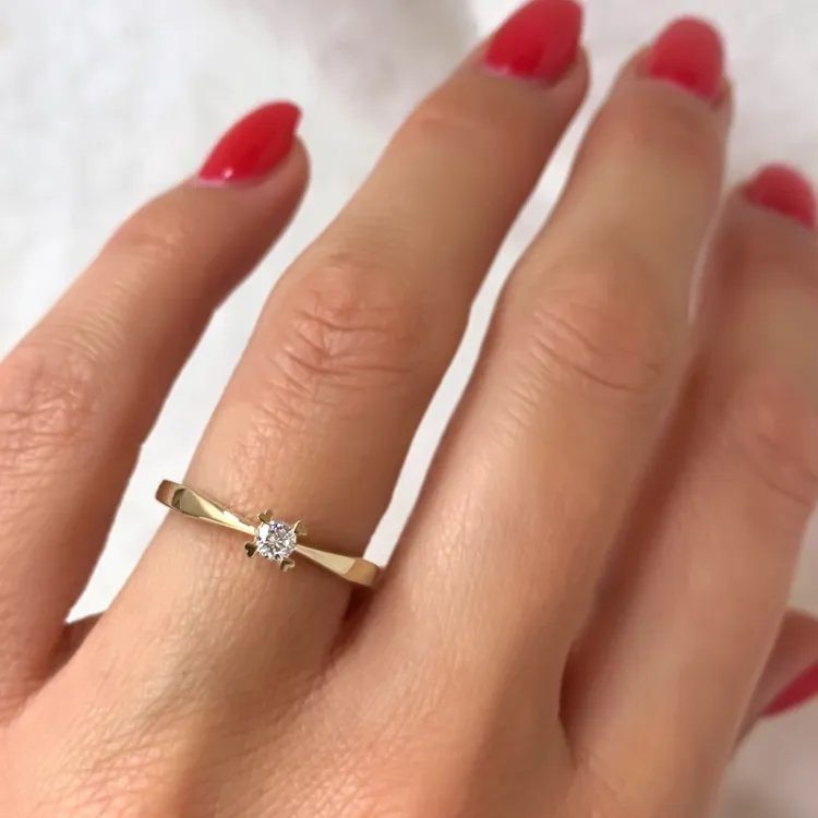 0,10 ct diamant solitairering i 14 karat gull 0,10 ct