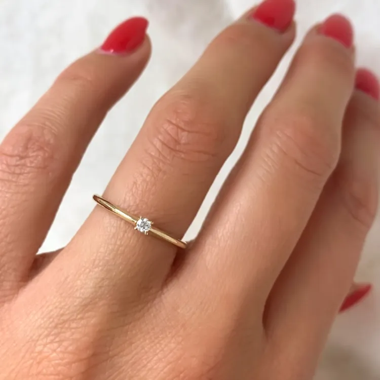 0,05 ct diamant solitairering i 14 karat gull 0,05 ct
