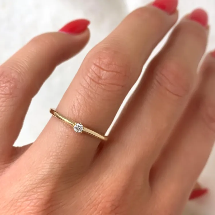 0,05 ct solitairering i 14 karat gull 0,05 ct