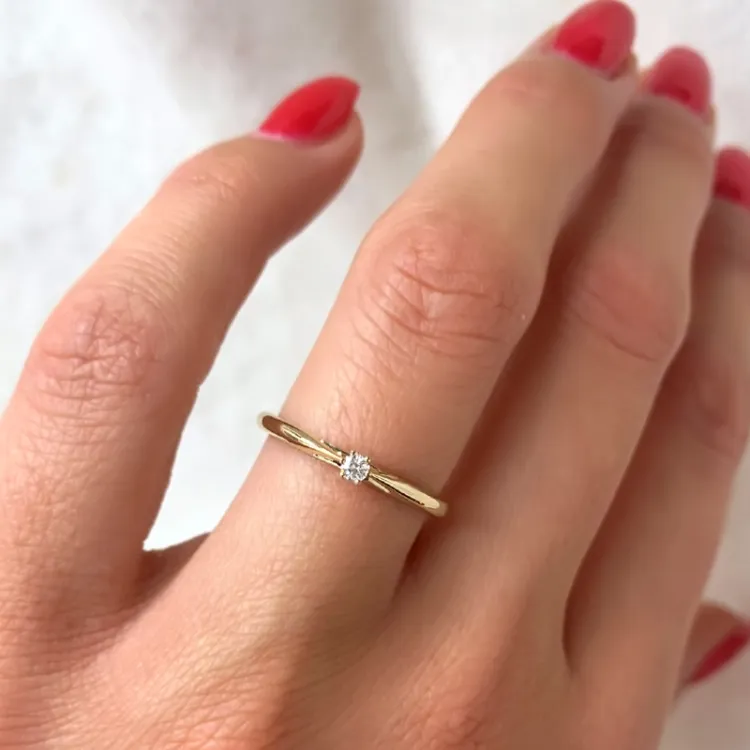 0,05 ct diamant solitairering i 14 karat gull 0,05 ct