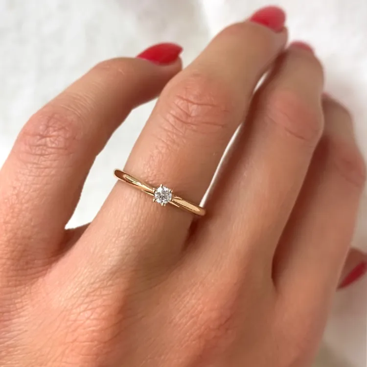 0,10 ct diamant solitairering i 14 karat gull 0,10 ct