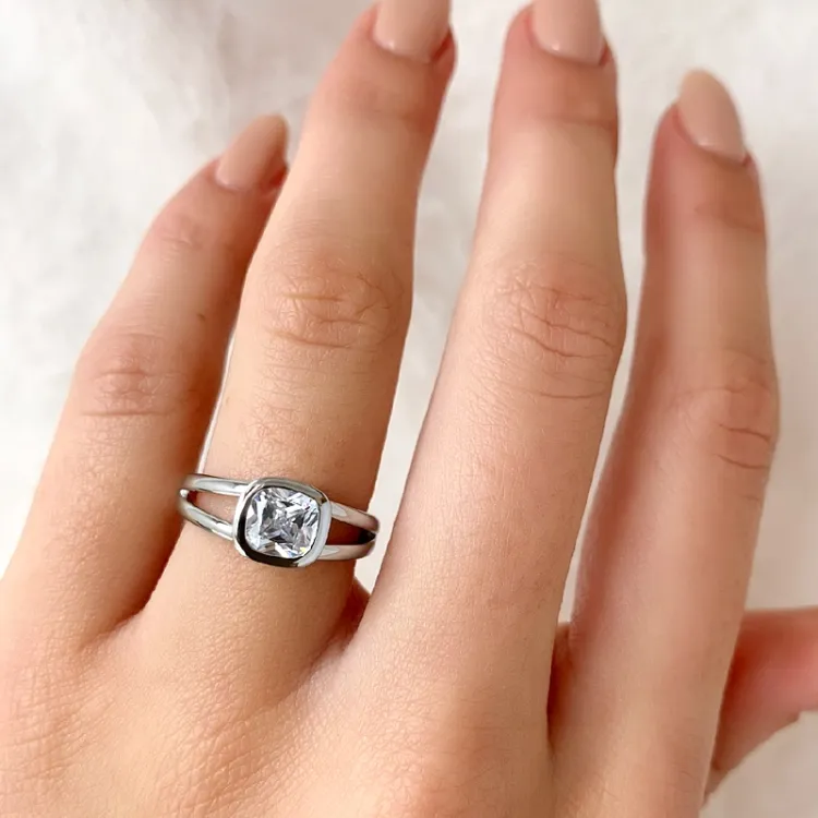 Elegant hvit zirkon ring i sølv