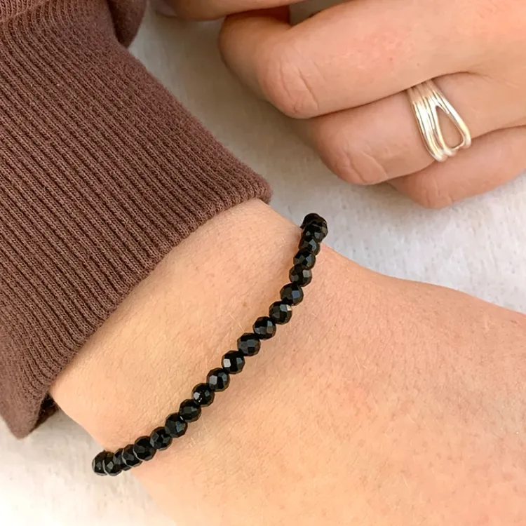 svart onyks armbånd i sateng x 4 mm - Loom Stones