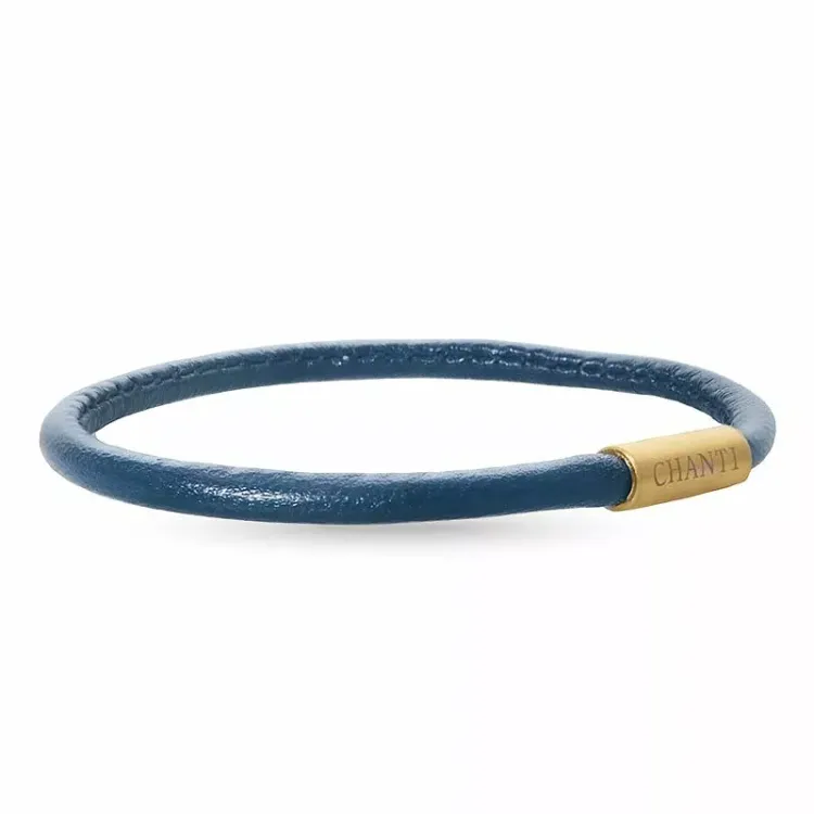 Rund blå armbånd i lær med forgylt stållås  x 4 mm