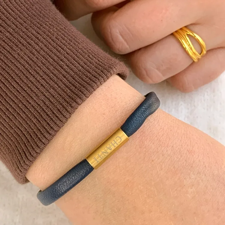 Flat blå armbånd i lær med forgylt stållås x 6 mm