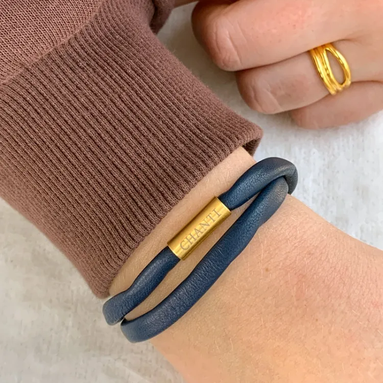 Flat blå armbånd i lær med forgylt stållås x 6 mm