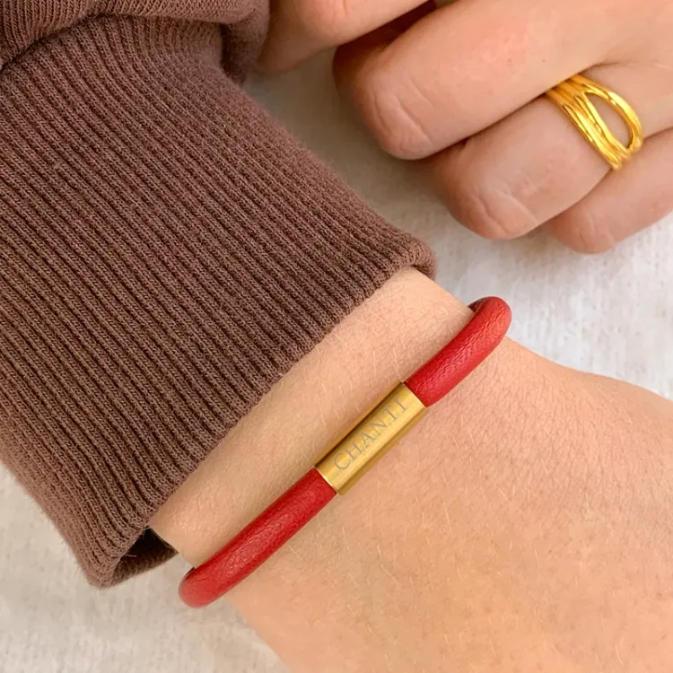Flat rød magnetarmbånd i lær med forgylt stållås x 6 mm