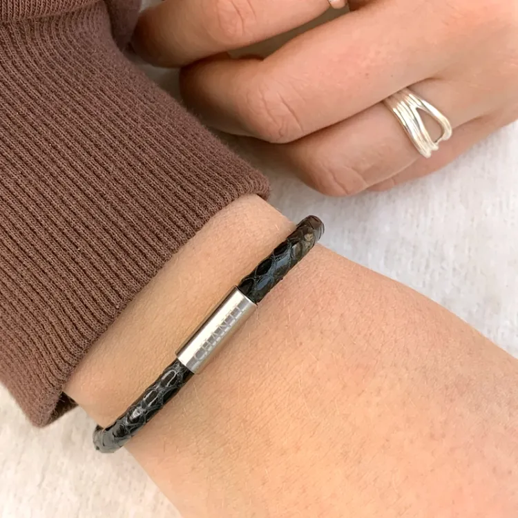 Rund svart slangearmbånd i lær med stållås x 4 mm