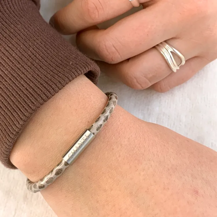 Rund brun slangearmbånd i lær med stållås x 4 mm