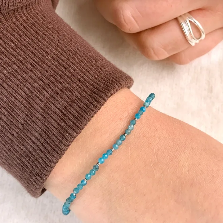 armbånd med apatitt og hematite.