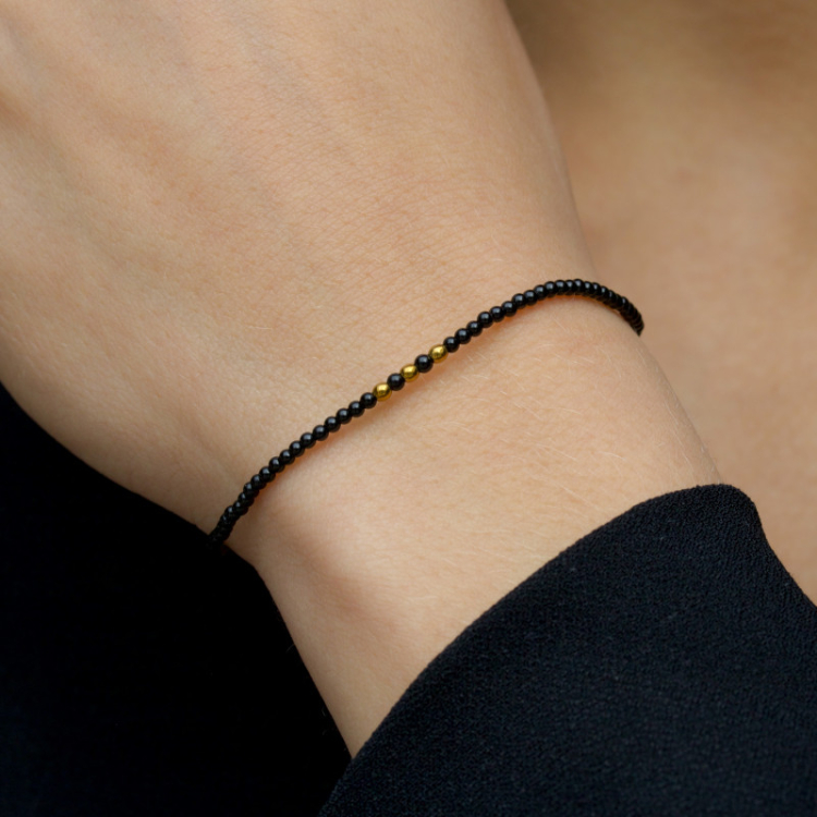 Elegant svart armbånd med onyks og 3 hematite - Loom Stones