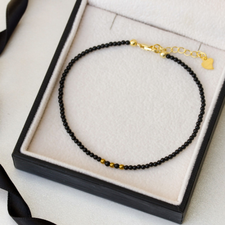 Elegant svart armbånd med onyks og 3 hematite - Loom Stones