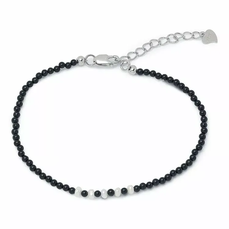 svart armbånd med onyks og 5 ferskvannsperle.