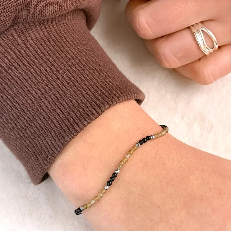 armbånd med onyks og labradoritt og 6 hematite.