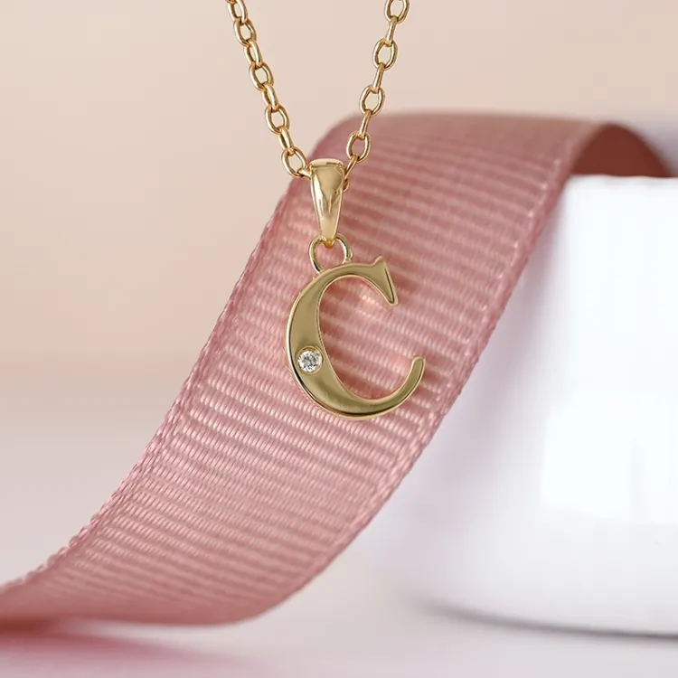 bokstav c diamant anheng i 9 karat gull 0,01 ct