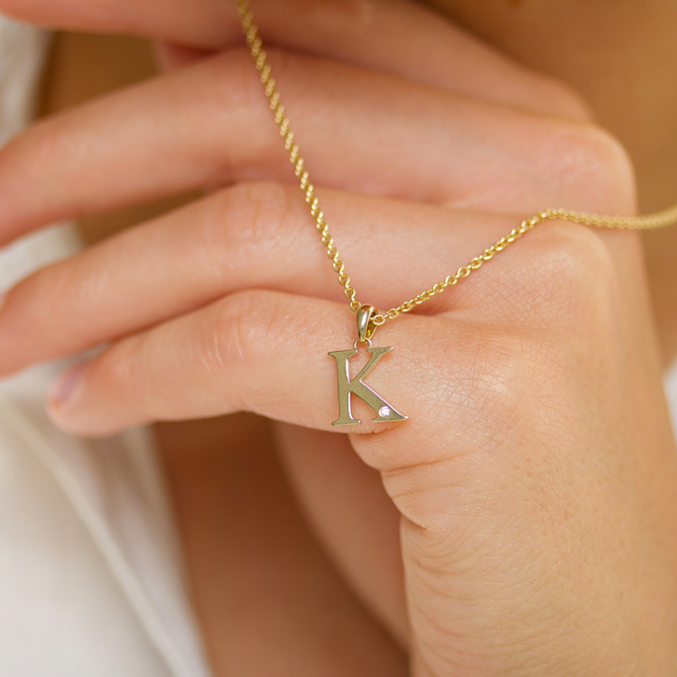 bokstav k diamant anheng i 9 karat gull 0,01 ct