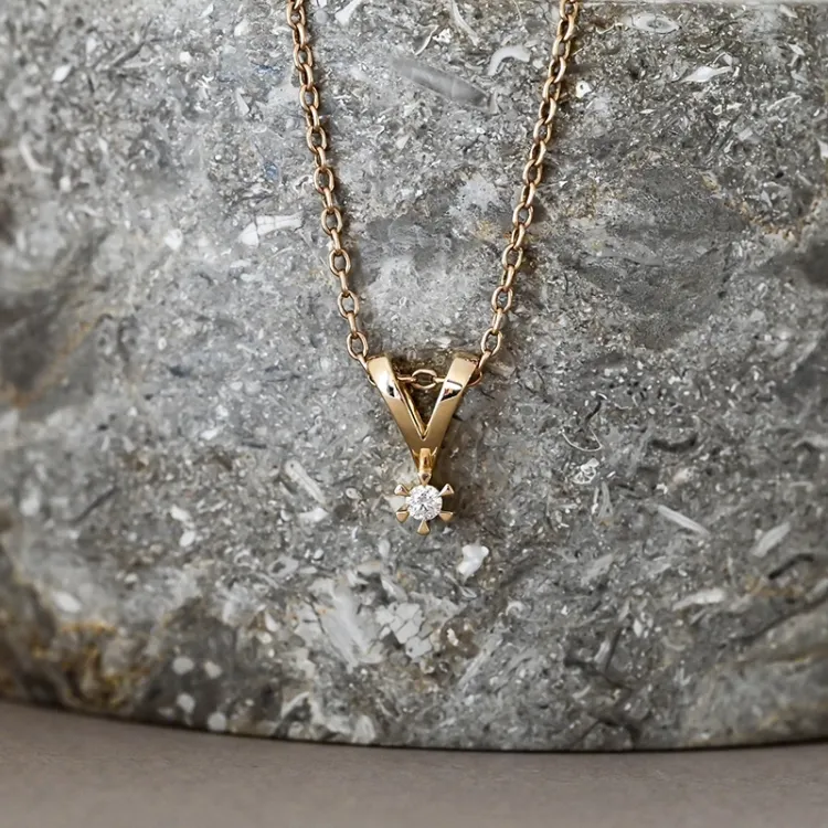0,05 ct lab grown diamant anheng i 9 karat gull 0,05 ct