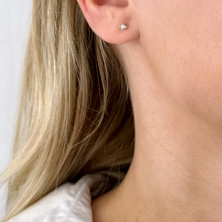 2 x 0,05 ct lab grown diamant solitaireørepynt i 9 karat gull med lab grown diamant 