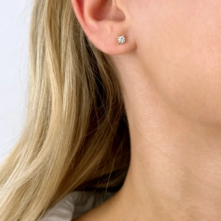 2 x 0,20 ct lab grown diamant solitaireørepynt i 9 karat gull med lab grown diamant 
