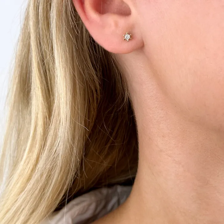 2 x 0,05 ct lab grown diamant solitaireørepynt i 9 karat gull med lab grown diamant 