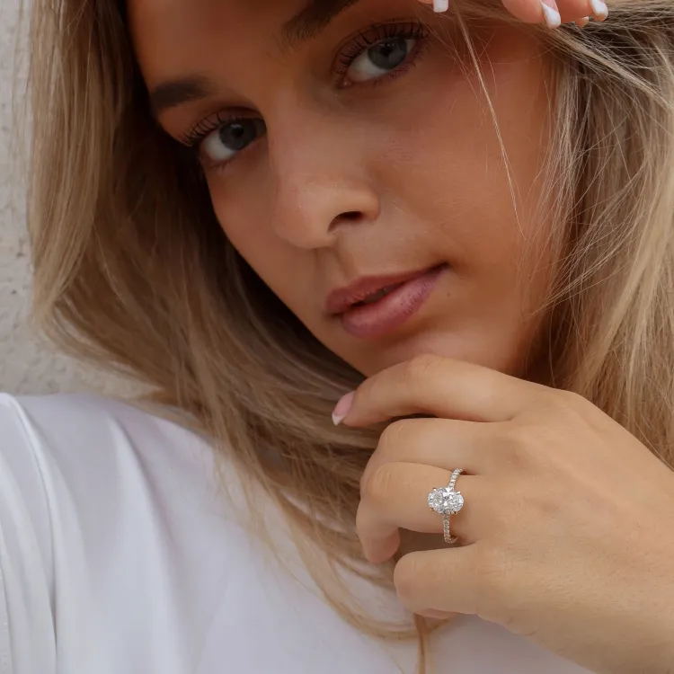 oval lab grown diamant ring i 14 karat gull 2,0 ct 0,29 ct