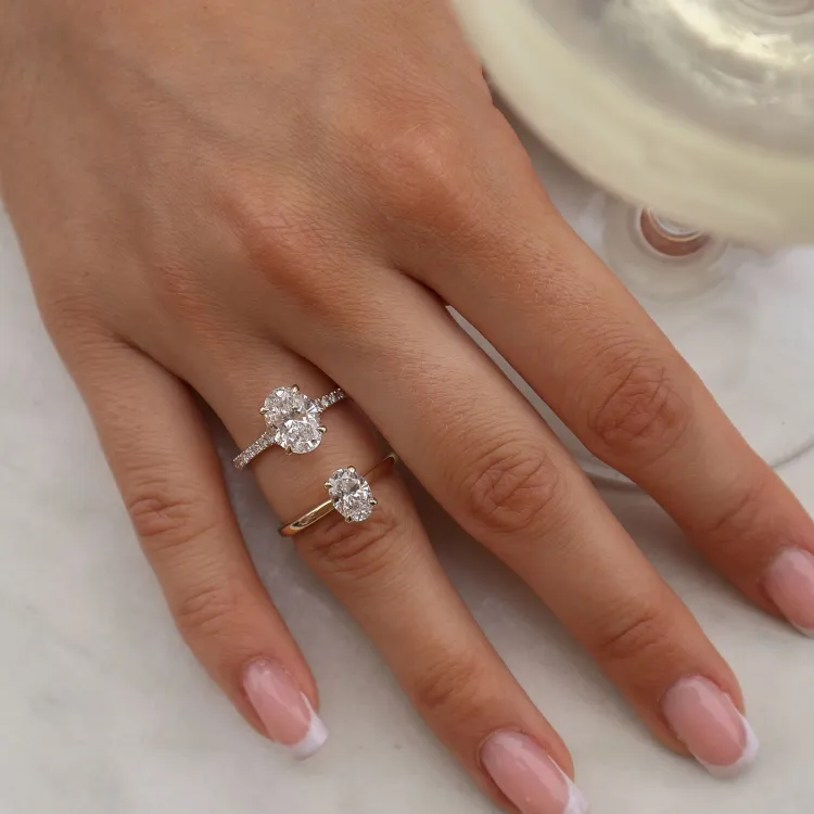 oval lab grown diamant solitairering i 14 karat gull 1,0 ct