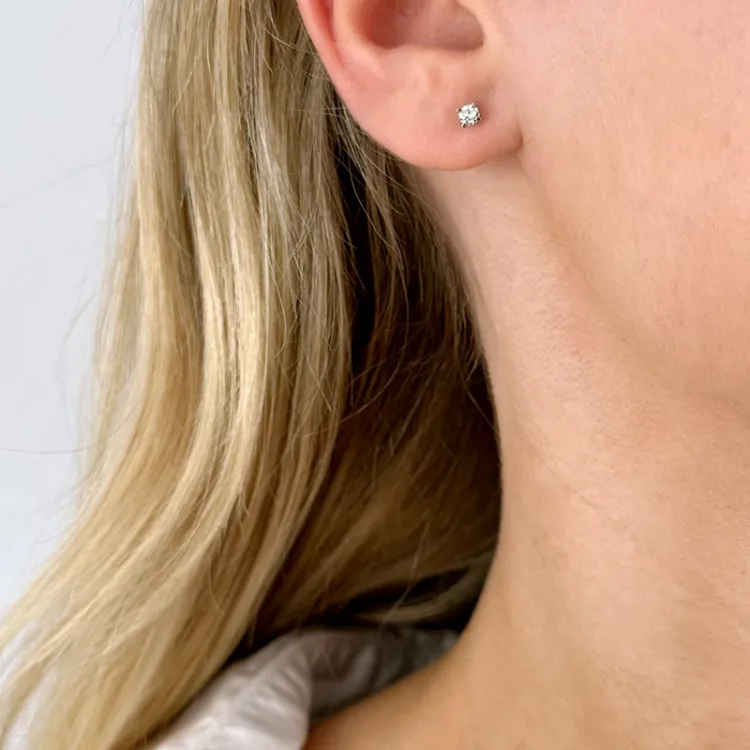 2 x 0,10 ct lab grown diamant solitaireørepynt i 14 karat hvitt gull med lab grown diamant 