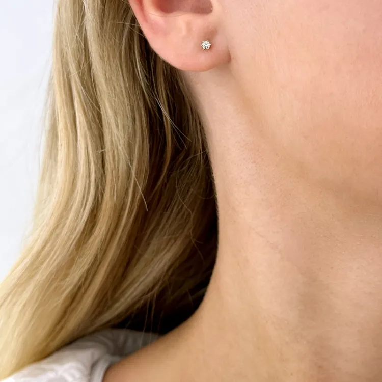 2 x 0,10 ct lab grown diamant solitaireørepynt i 14 karat gull med lab grown diamant 