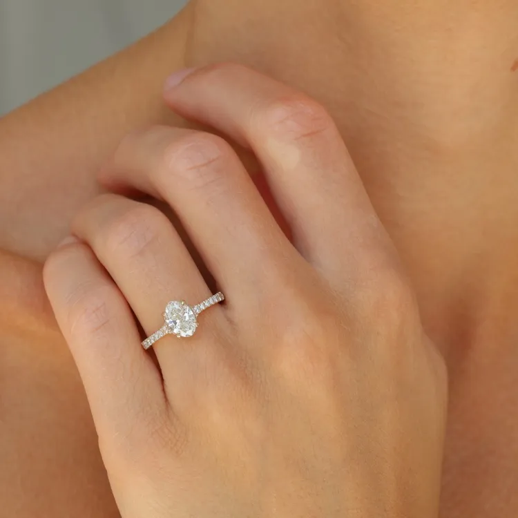 oval lab grown diamant ring i 14 karat gull 1,0 ct 0,26 ct