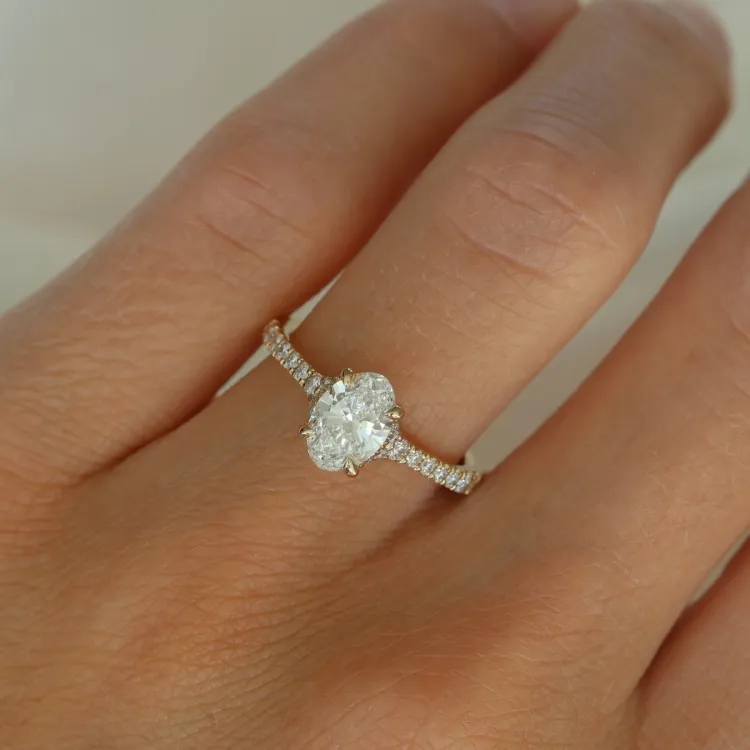 oval lab grown diamant ring i 14 karat gull 1,0 ct 0,26 ct