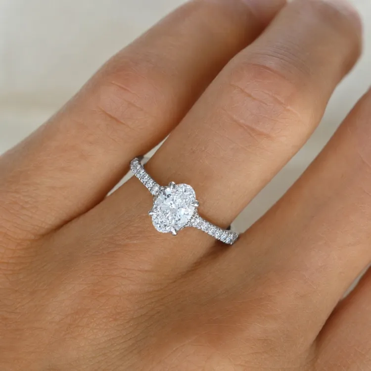 oval lab grown diamant ring i 14 karat hvitt gull 1,0 ct 0,26 ct