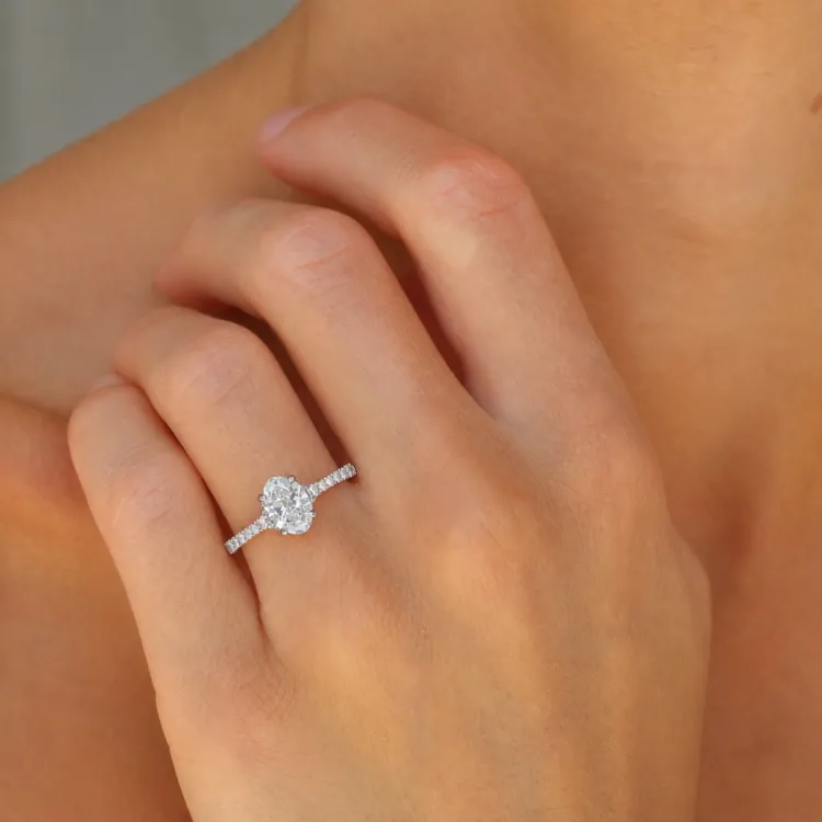 oval lab grown diamant ring i 14 karat hvitt gull 1,0 ct 0,26 ct