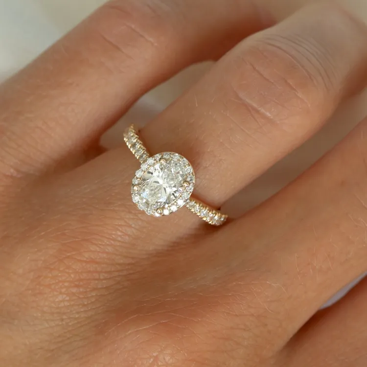 oval lab grown diamant ring i 14 karat gull 1,0 ct 0,33 ct