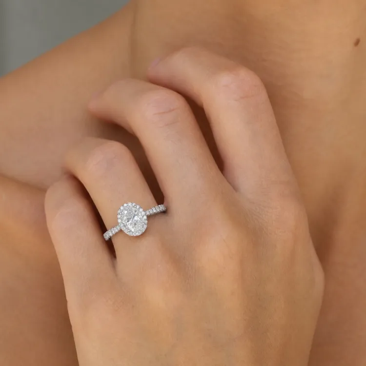oval lab grown diamant ring i 14 karat hvitt gull 1,0 ct 0,33 ct
