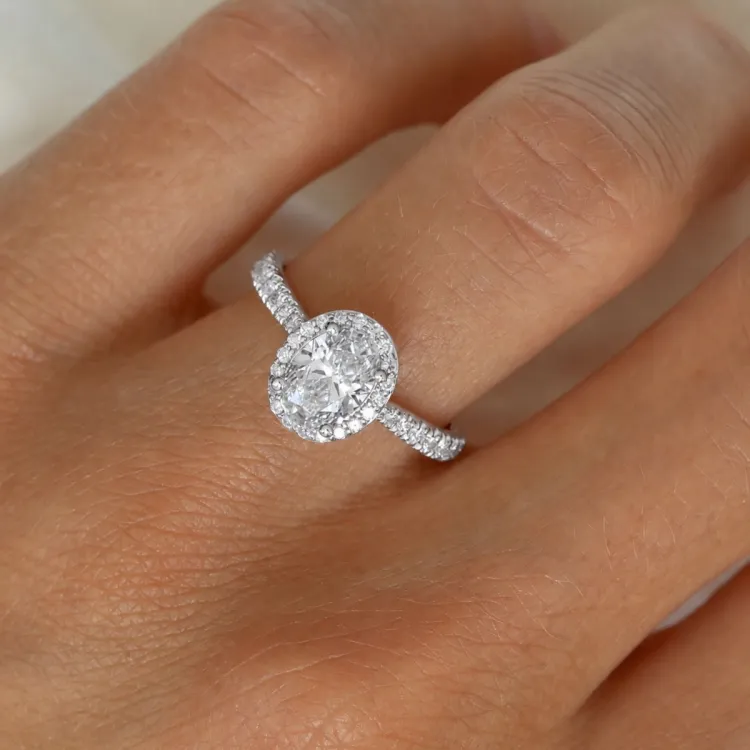 oval lab grown diamant ring i 14 karat hvitt gull 1,0 ct 0,33 ct