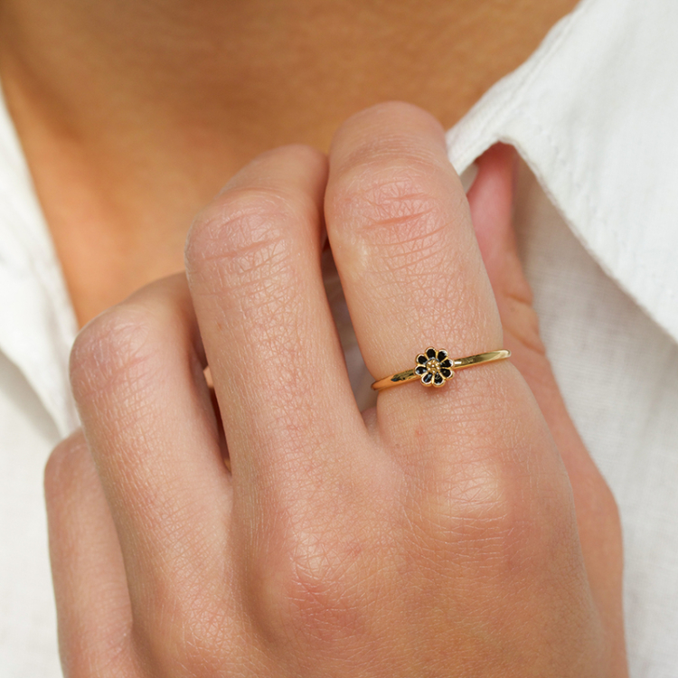 5 mm margeritt svart ring i forgylt sølv - Maggie