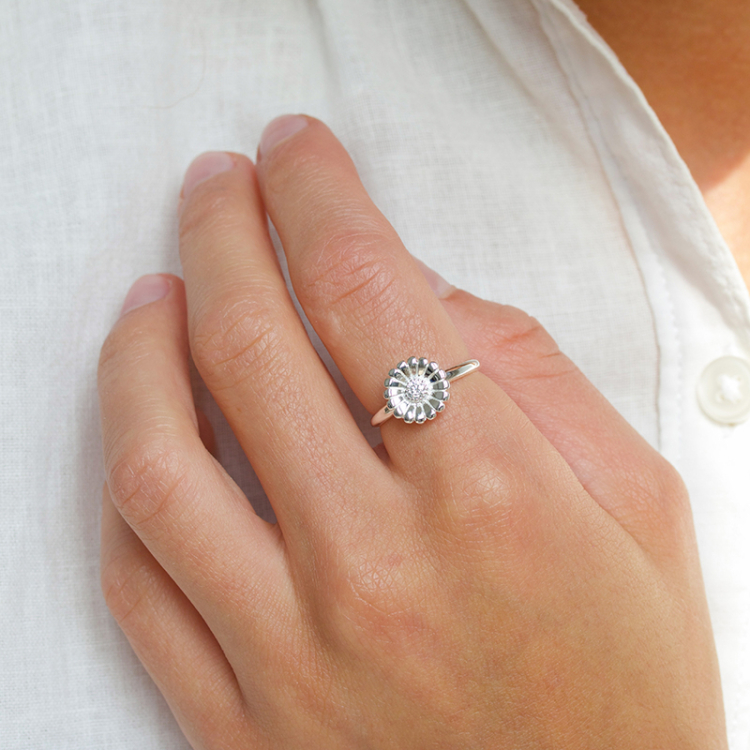 margeritt zirkon ring i sølv
