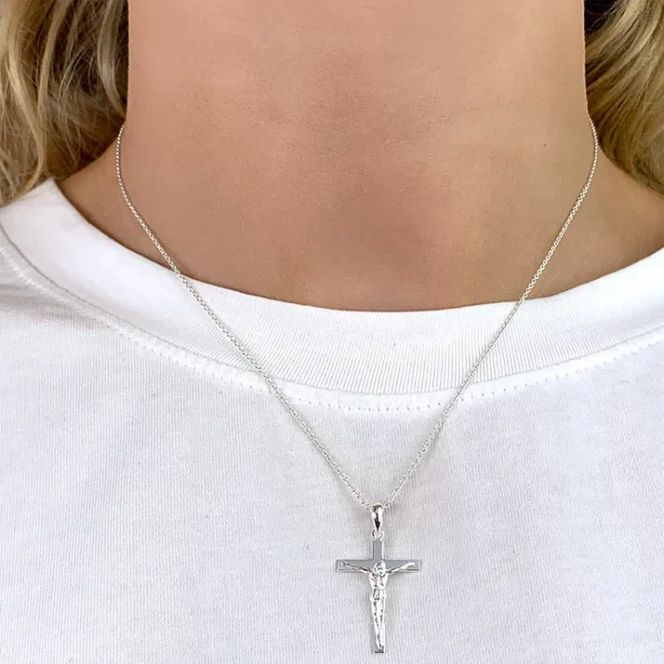 kors med Jesus anheng i sølv - Amoré