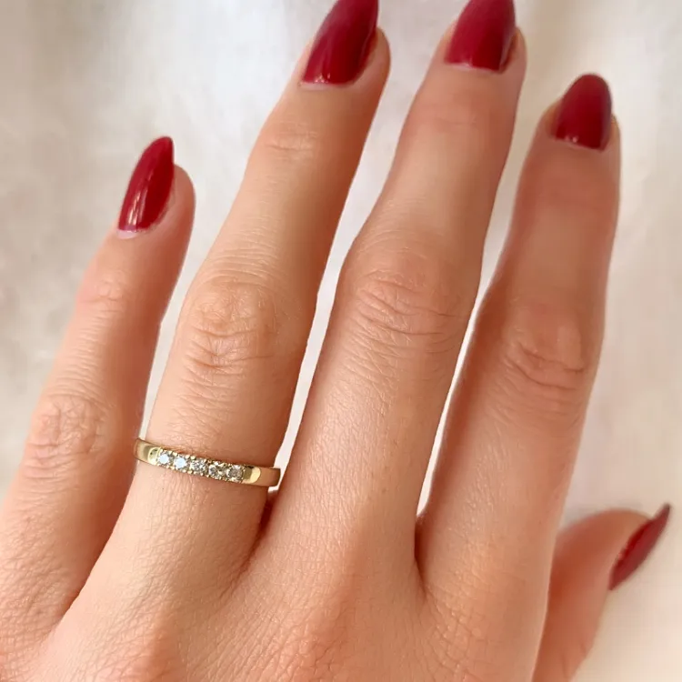 smal alliansering i 14 karat gull 5 x 0,03 ct