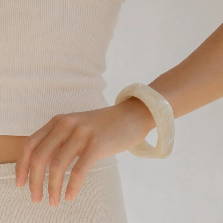 hvit bangle i resin - AURA