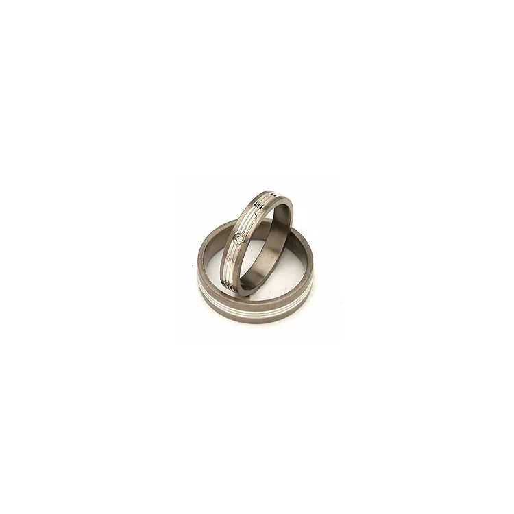 Gifteringer i 14 karat titanium og alm. gull 0,025 ct