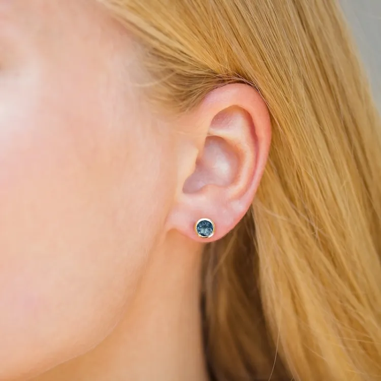 6,5 mm mørkeblå krystall ørestikker i forgylt sølv - Loom Stones