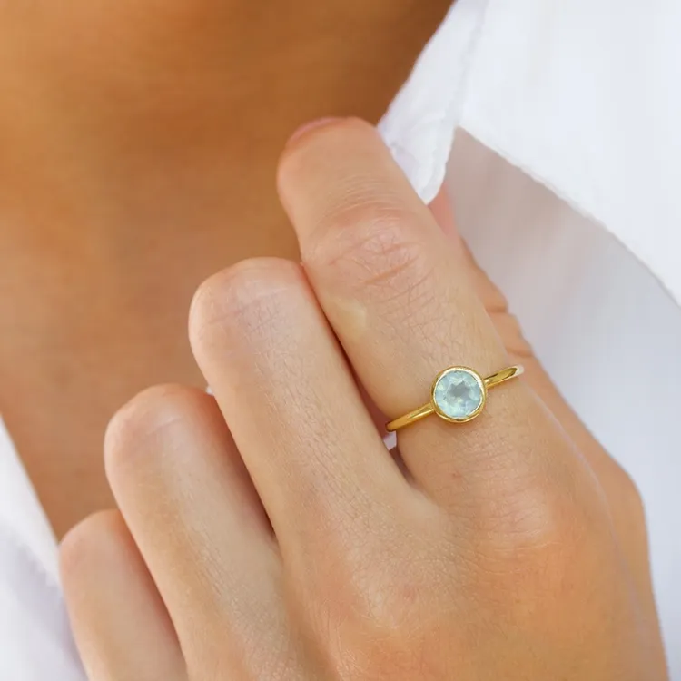 rund akvamarin ring i forgylt sølv - Loom Stones