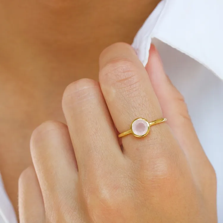 rund rosa krystall ring i forgylt sølv - Loom Stones