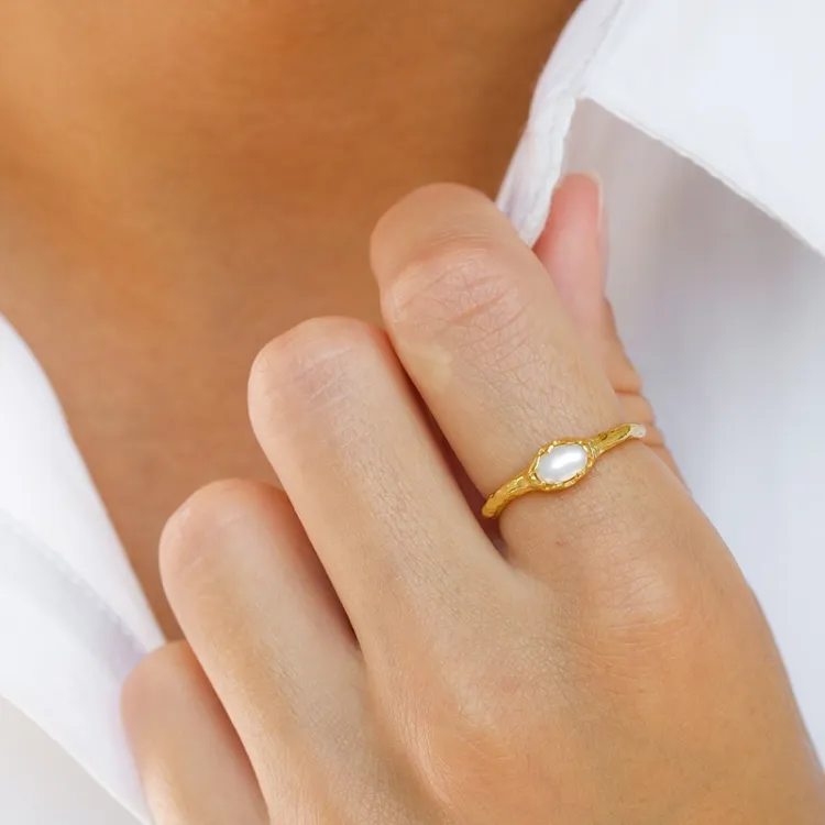 hvit perle ring i forgylt sølv - Lumé Etched
