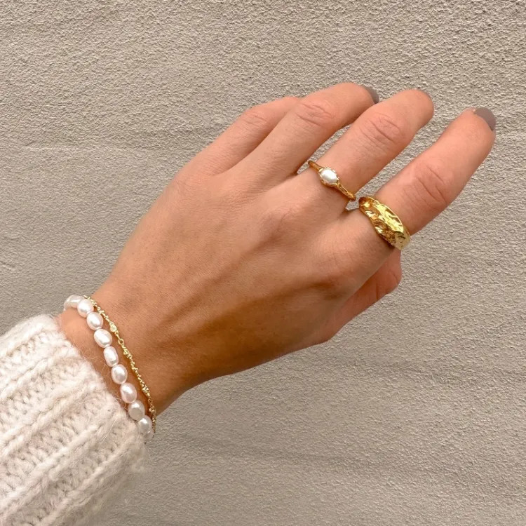 hvit perle ring i forgylt sølv - Lumé Etched