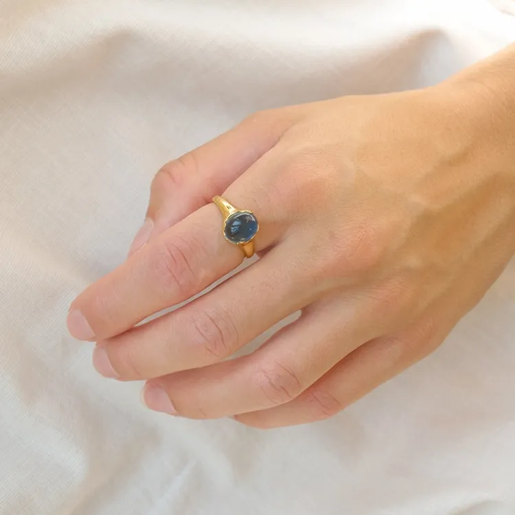 mørkeblå krystall ring i forgylt sølv - Loom Stones