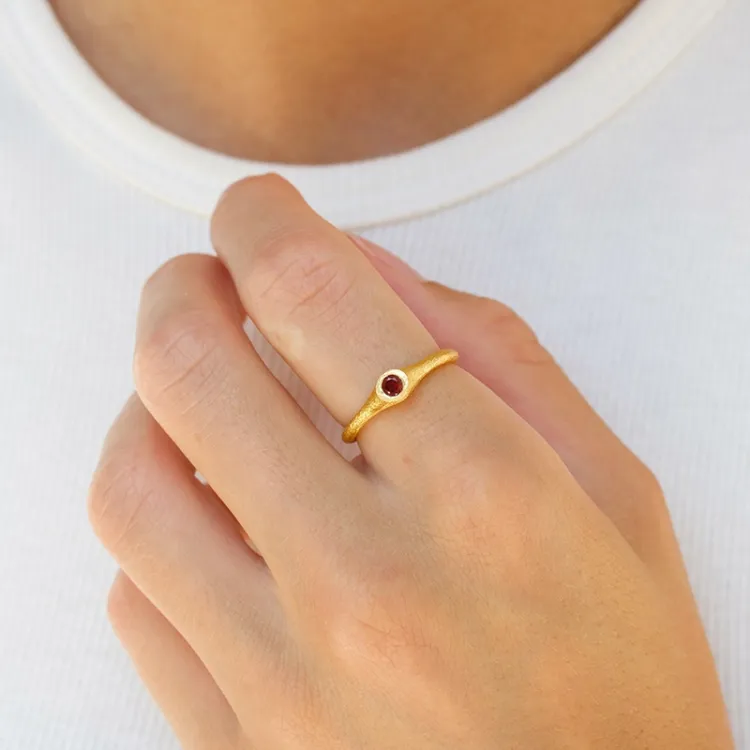 rød krystall ring i forgylt sølv - Loom Stones